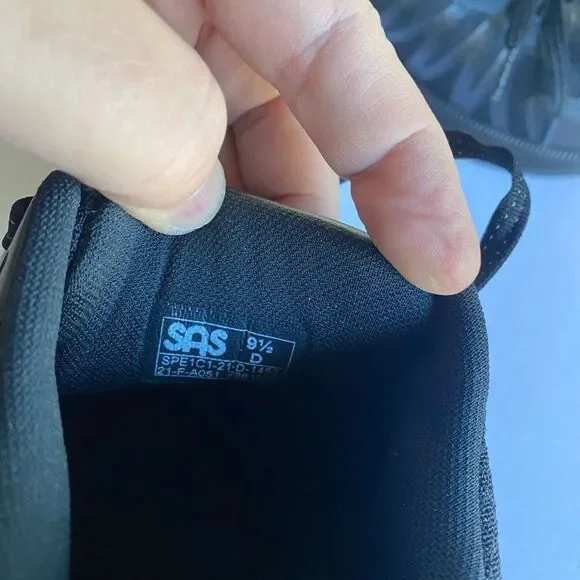 SAS Men’s Pursuit Black on Black Sneakers with Vibram Sole Size 9.5 NWOT.